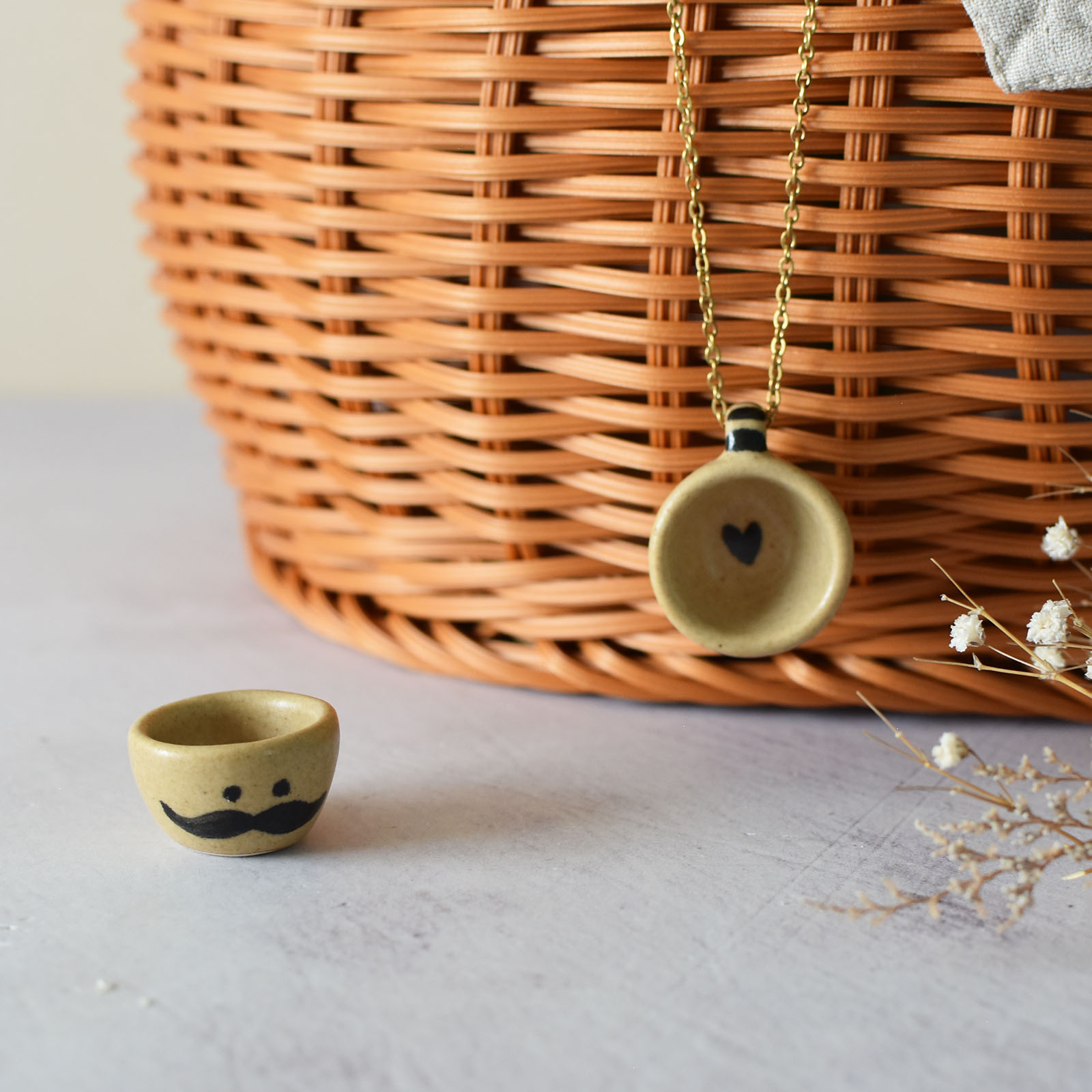 Dije tacita mini Bigotitos (Sin frase)