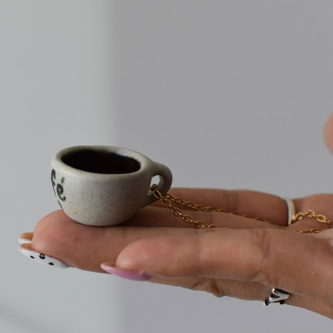 Tacita mini Dije con frase "Café" Plata mate