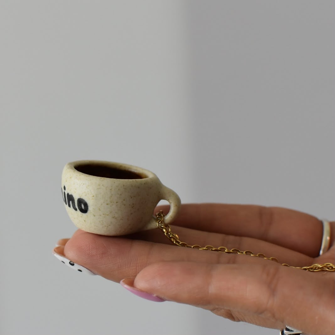 Tacita mini Dije con frase "Capuchino"