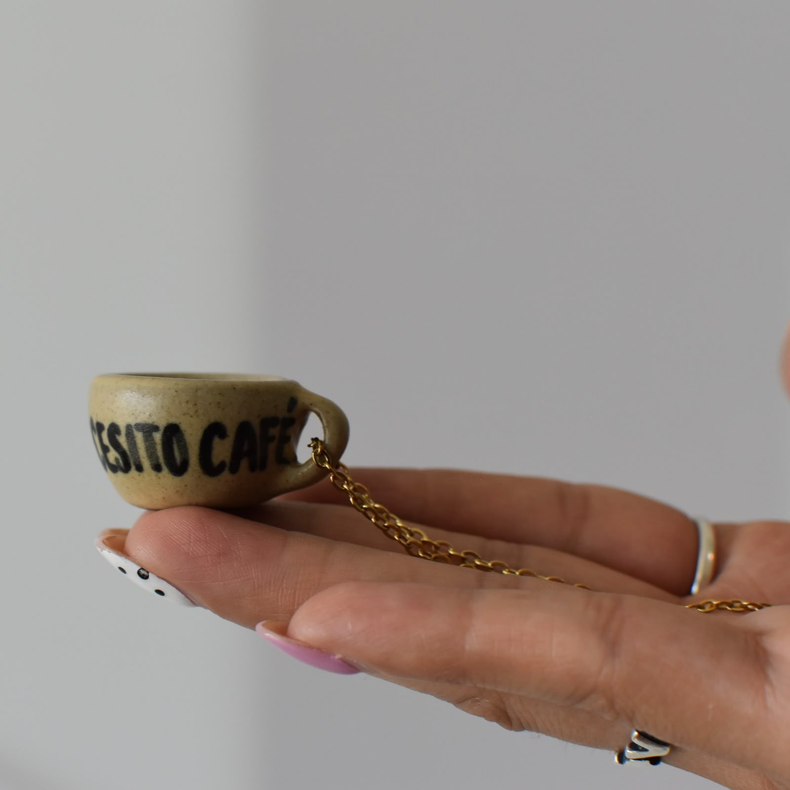  Tacita mini Dije "Yo siempre necesito Café" 
