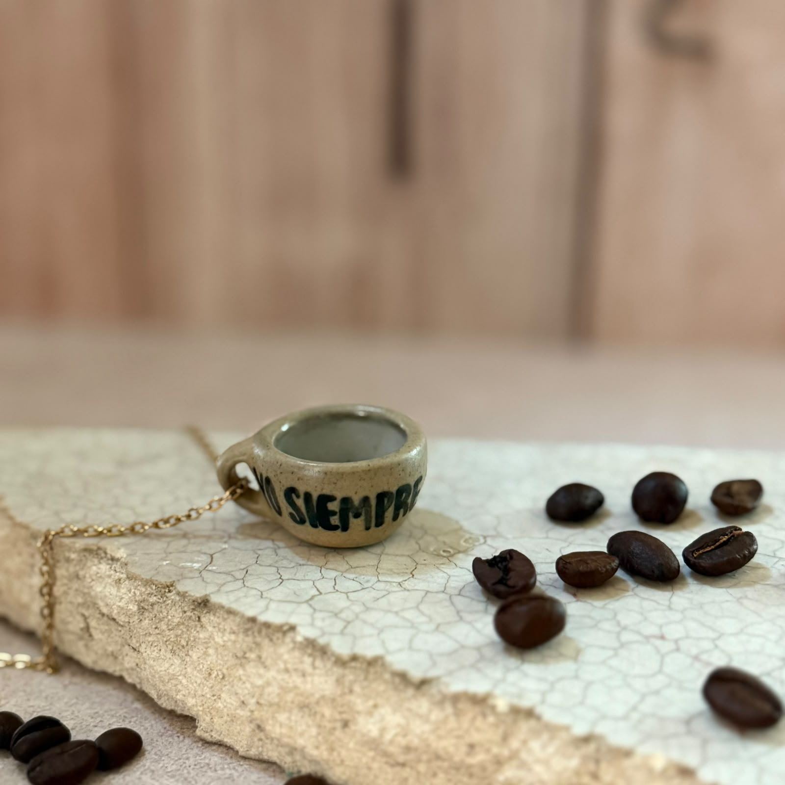  Tacita mini Dije "Yo siempre necesito Café" 