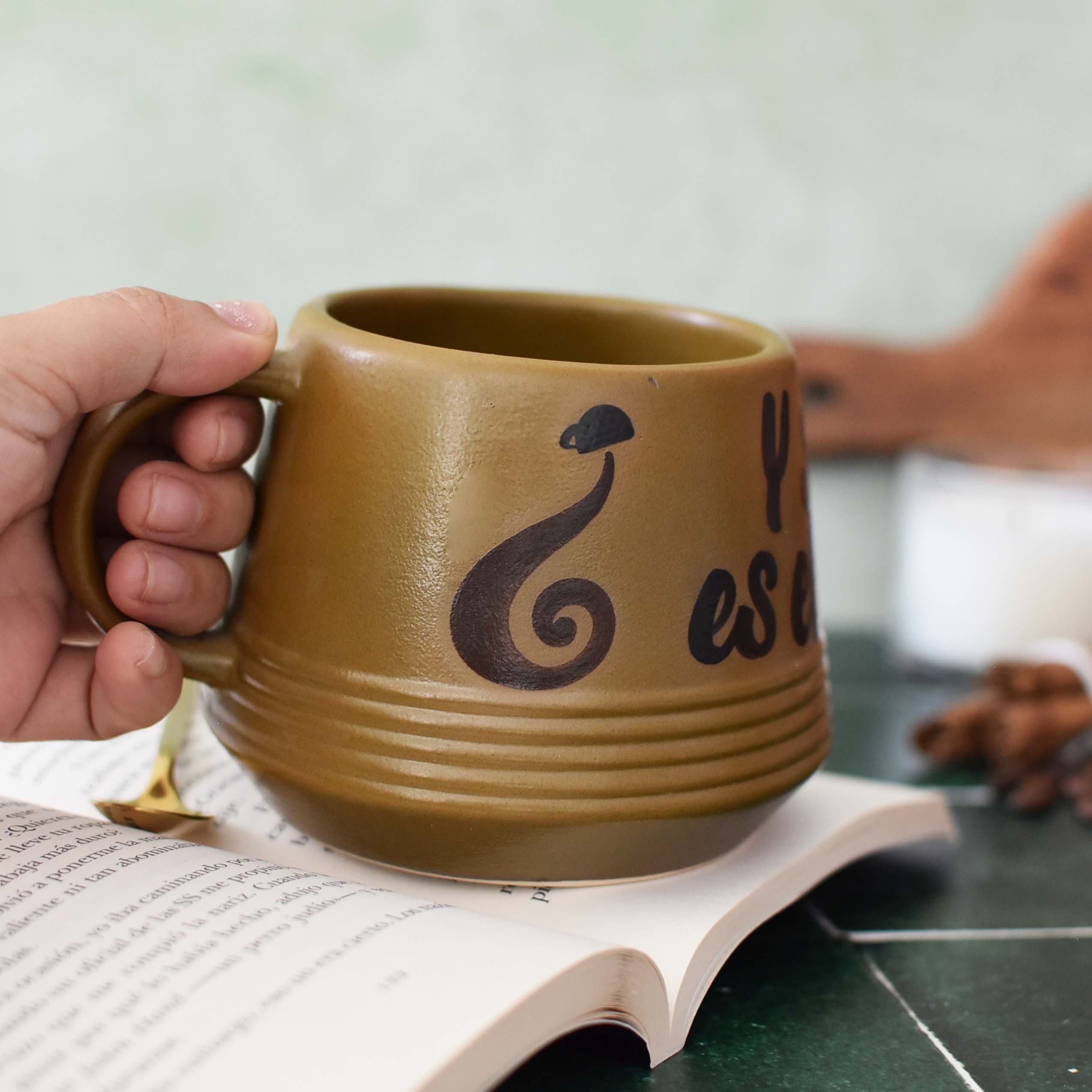 Taza Aurora "¿Y si el café es el adicto a mi?