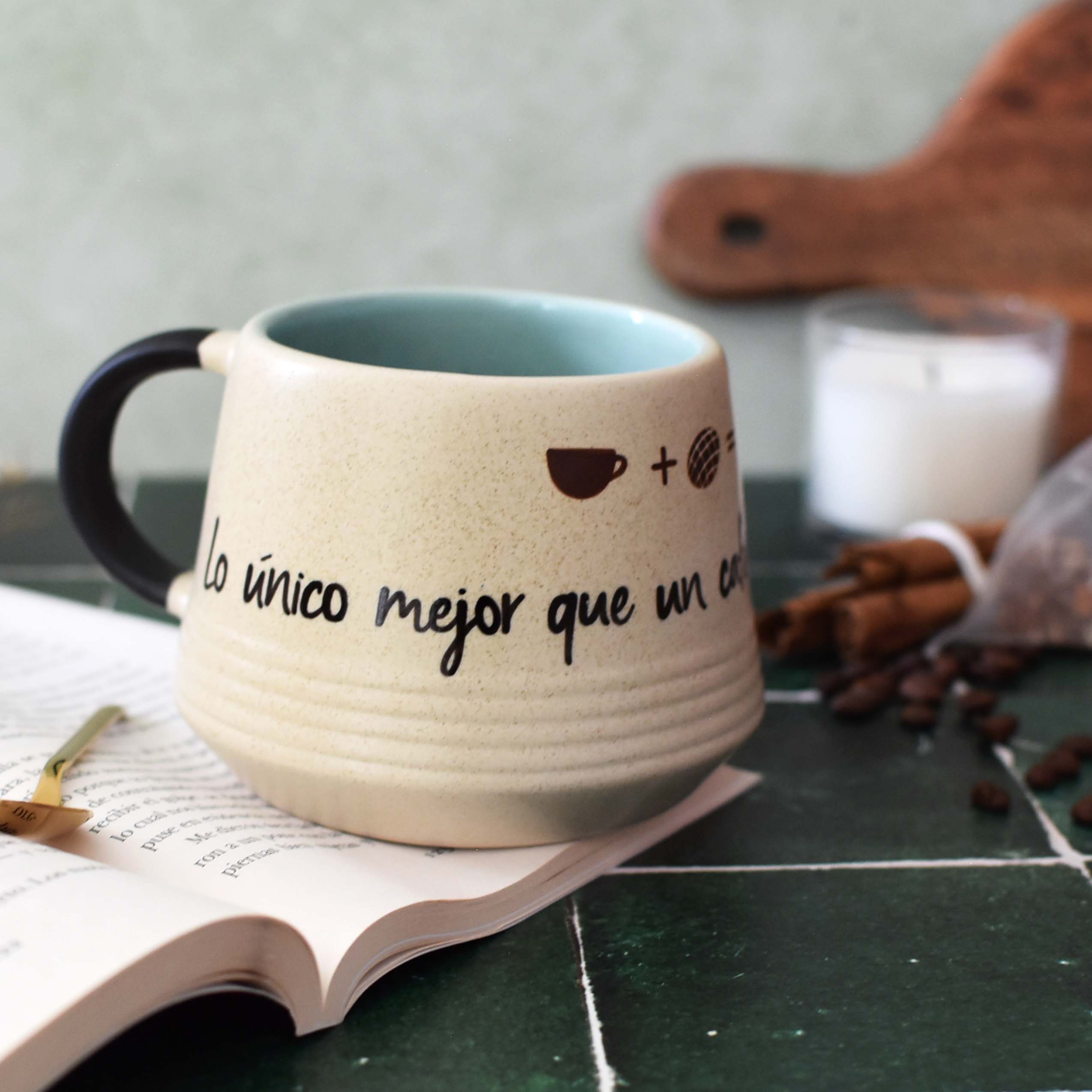 Taza Aurora "Lo único mejor que un café, es un café con pan"