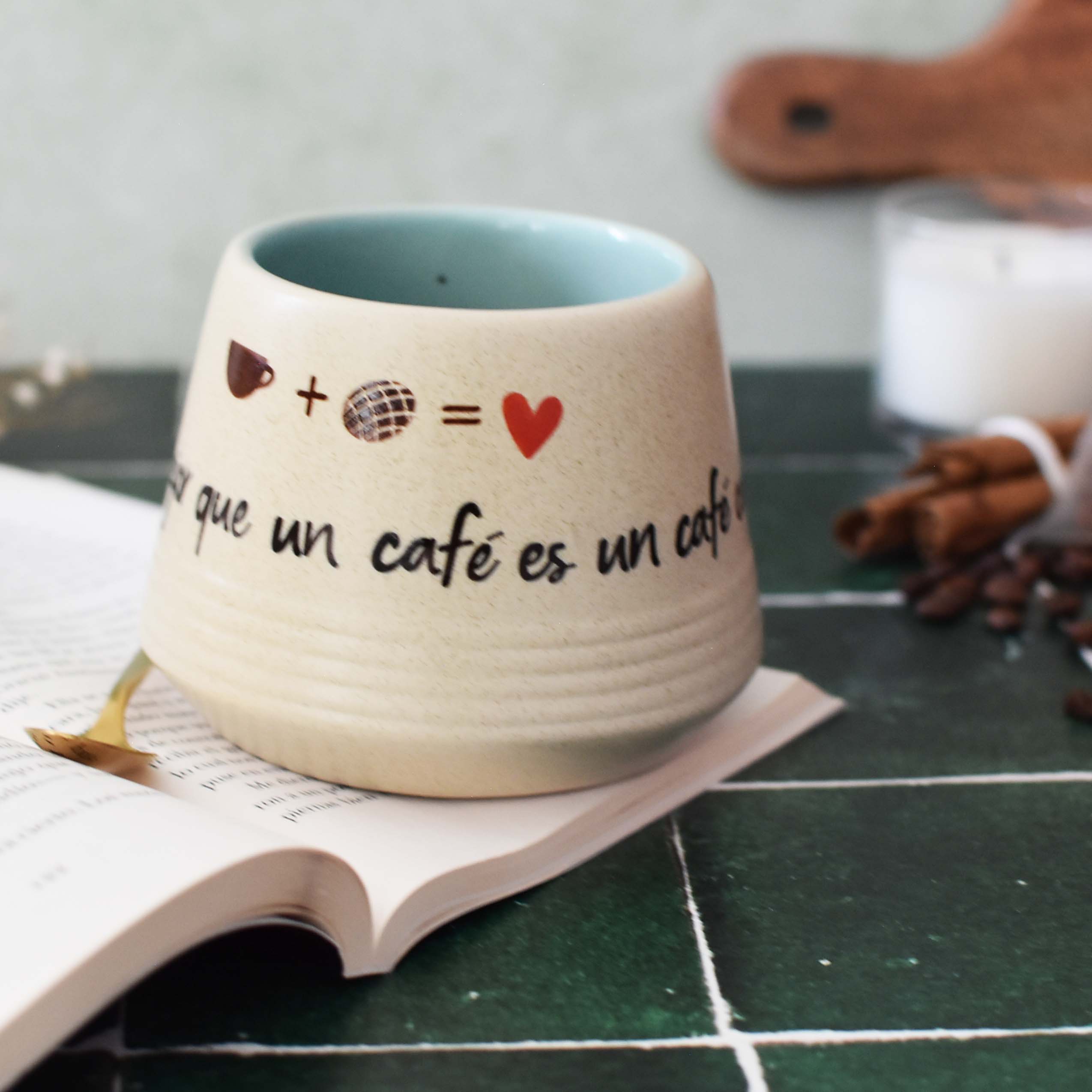 Taza Aurora "Lo único mejor que un café, es un café con pan"