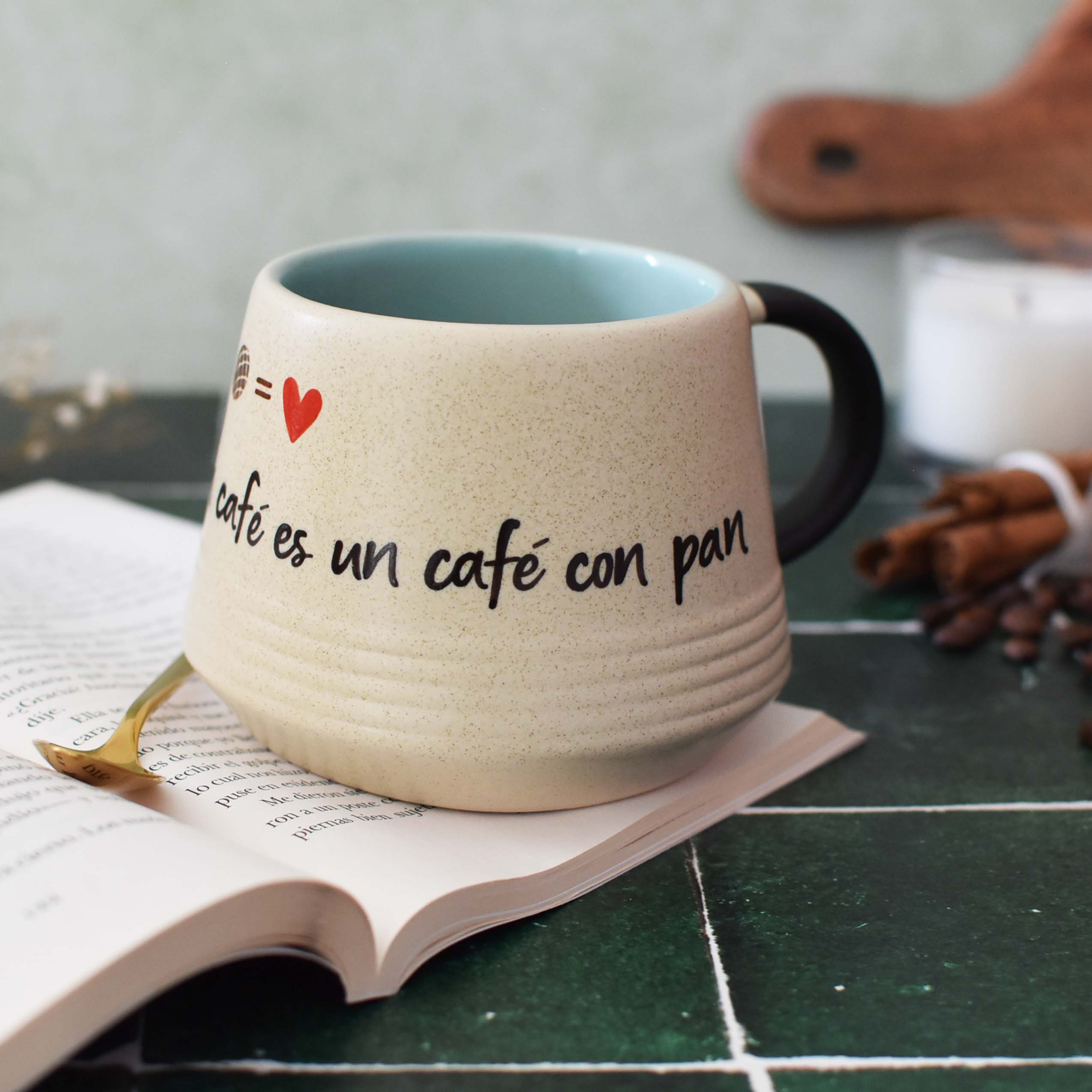 Taza Aurora "Lo único mejor que un café, es un café con pan"