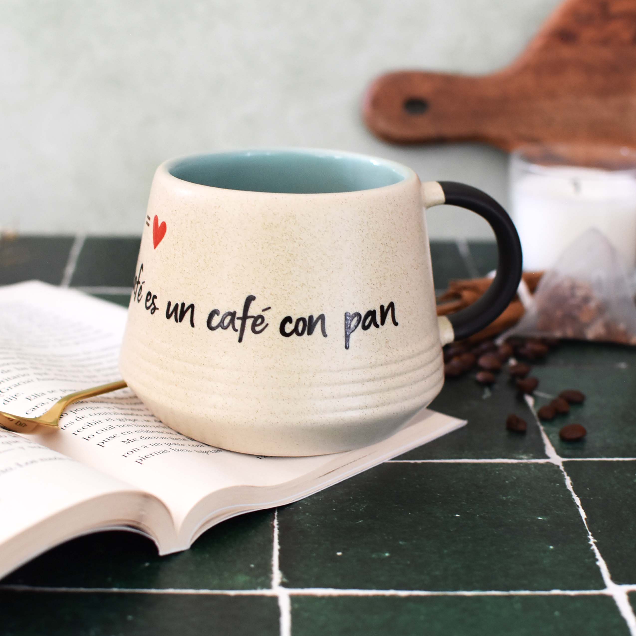 Taza Aurora "Lo único mejor que un café, es un café con pan"