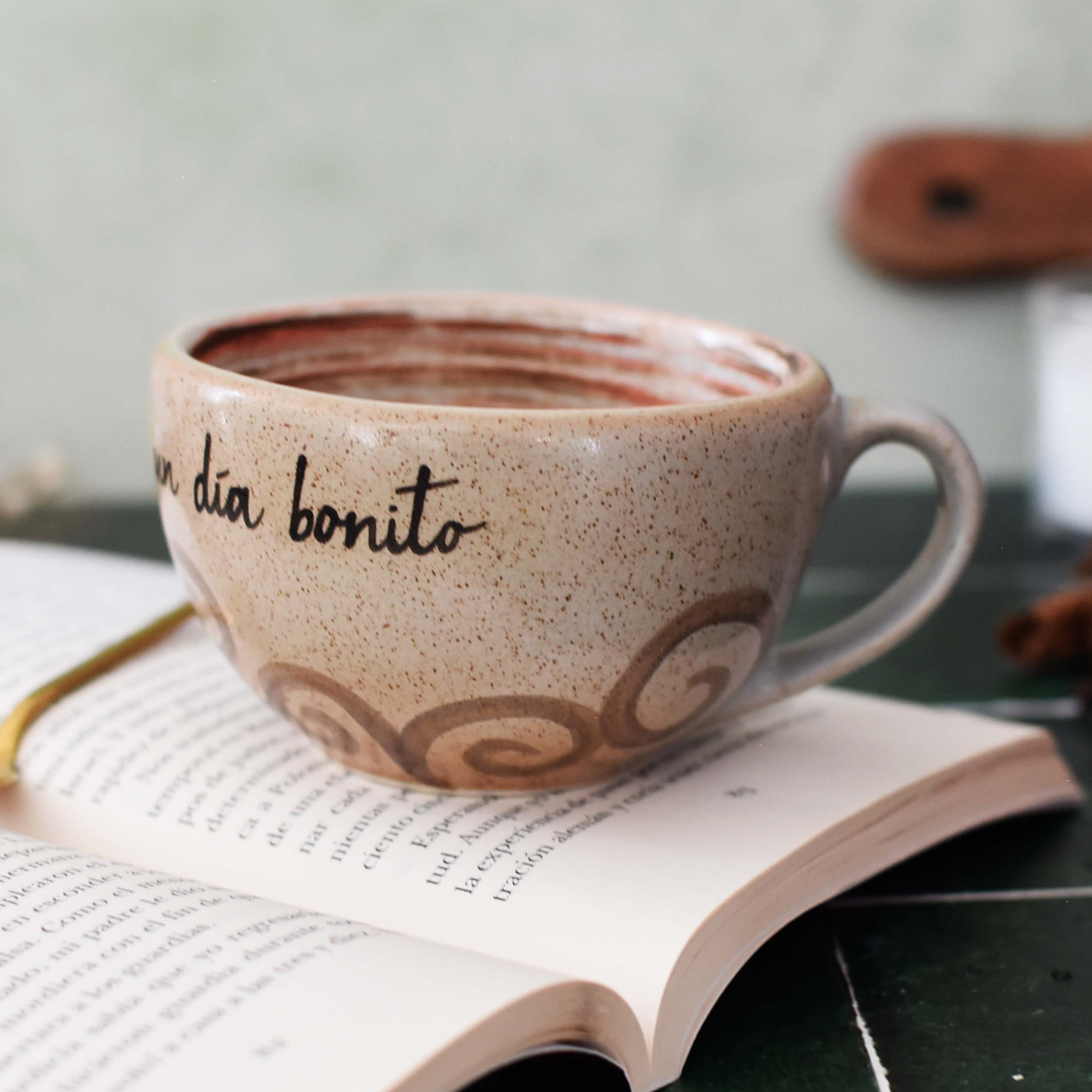 Taza Latte "Un cafecito y a tener un día bonito"