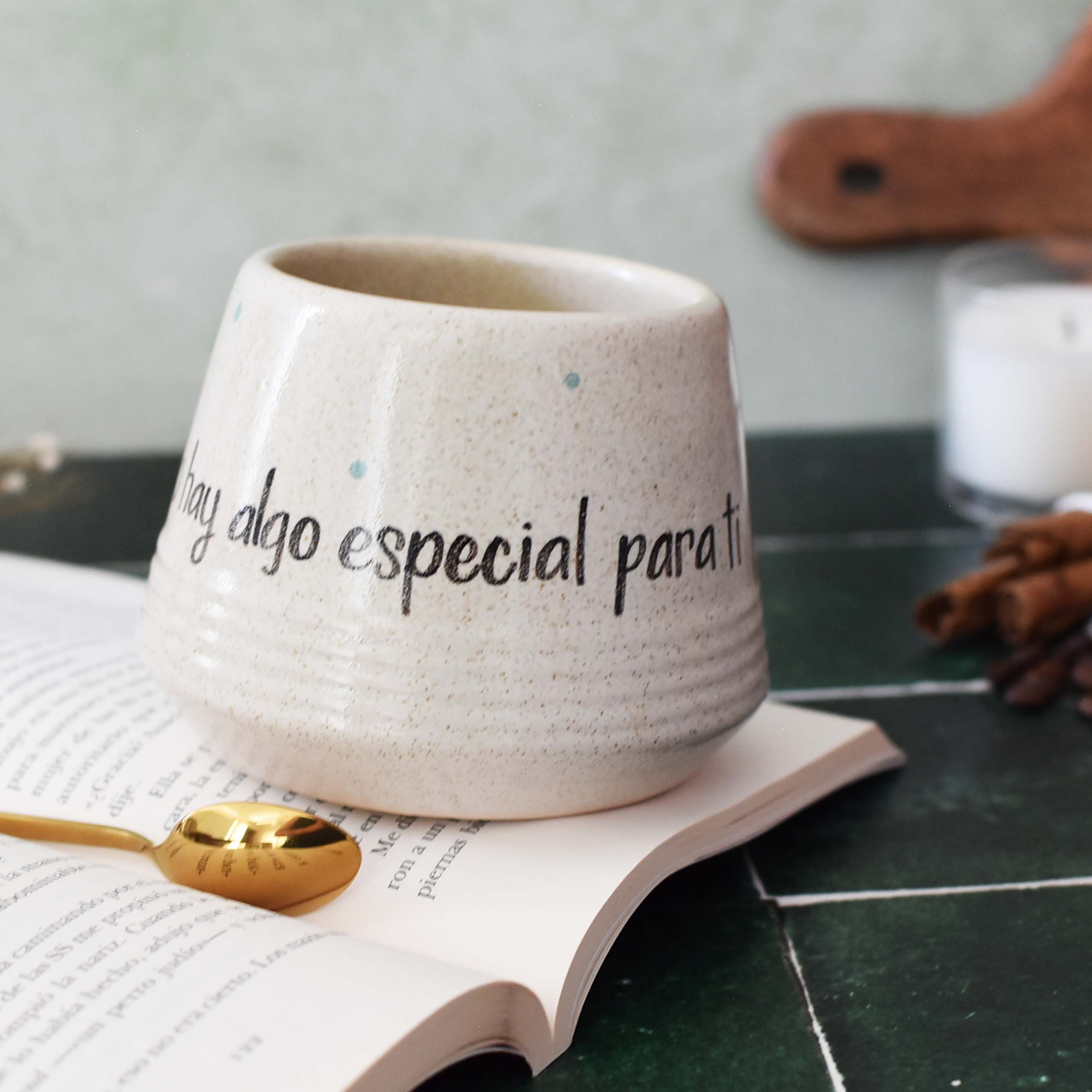 Taza Aurora "Aquí adentro hay algo especial para ti"