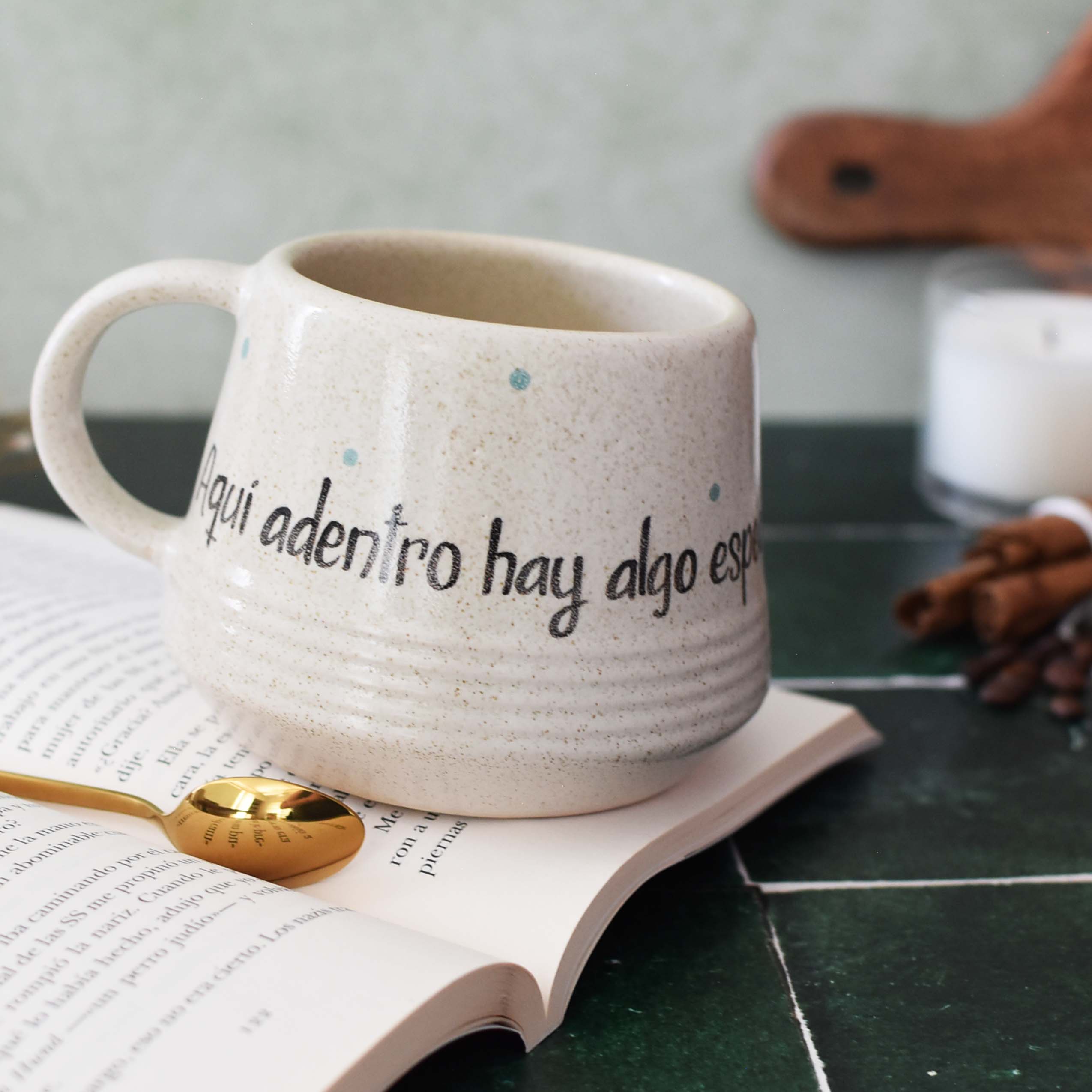 Taza Aurora "Aquí adentro hay algo especial para ti"