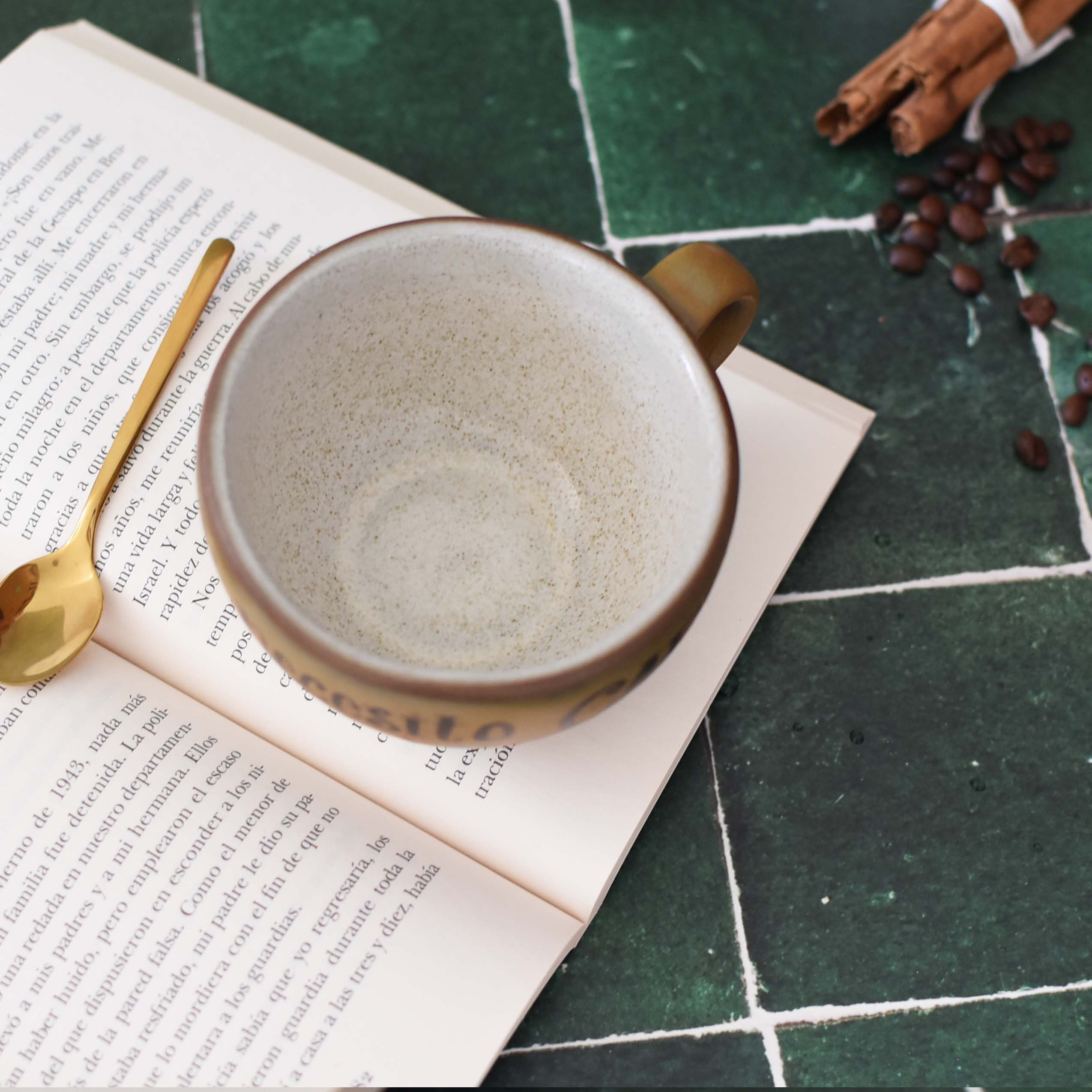 Taza Latte "Yo siempre necesito más café"
