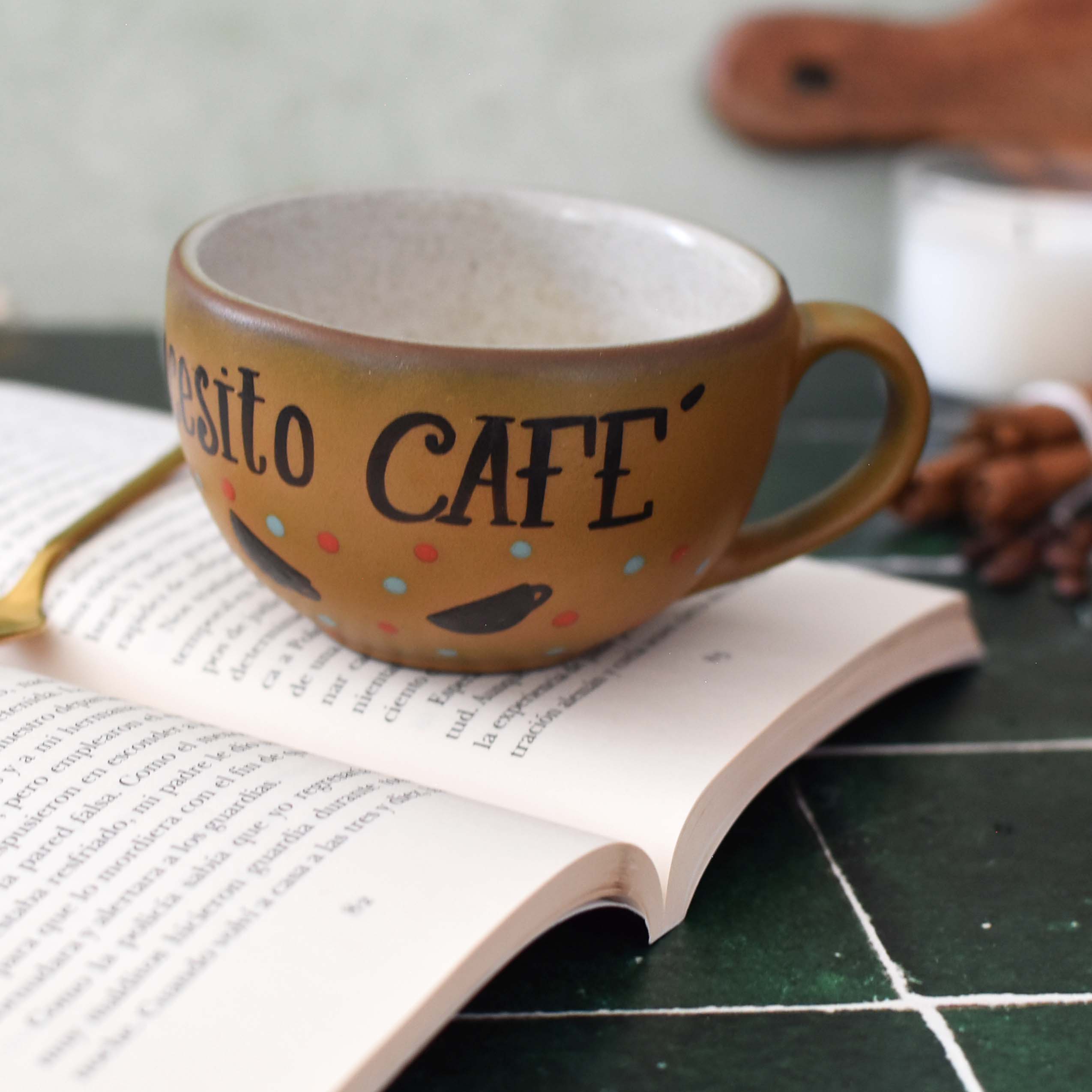 Taza Latte "Yo siempre necesito más café"