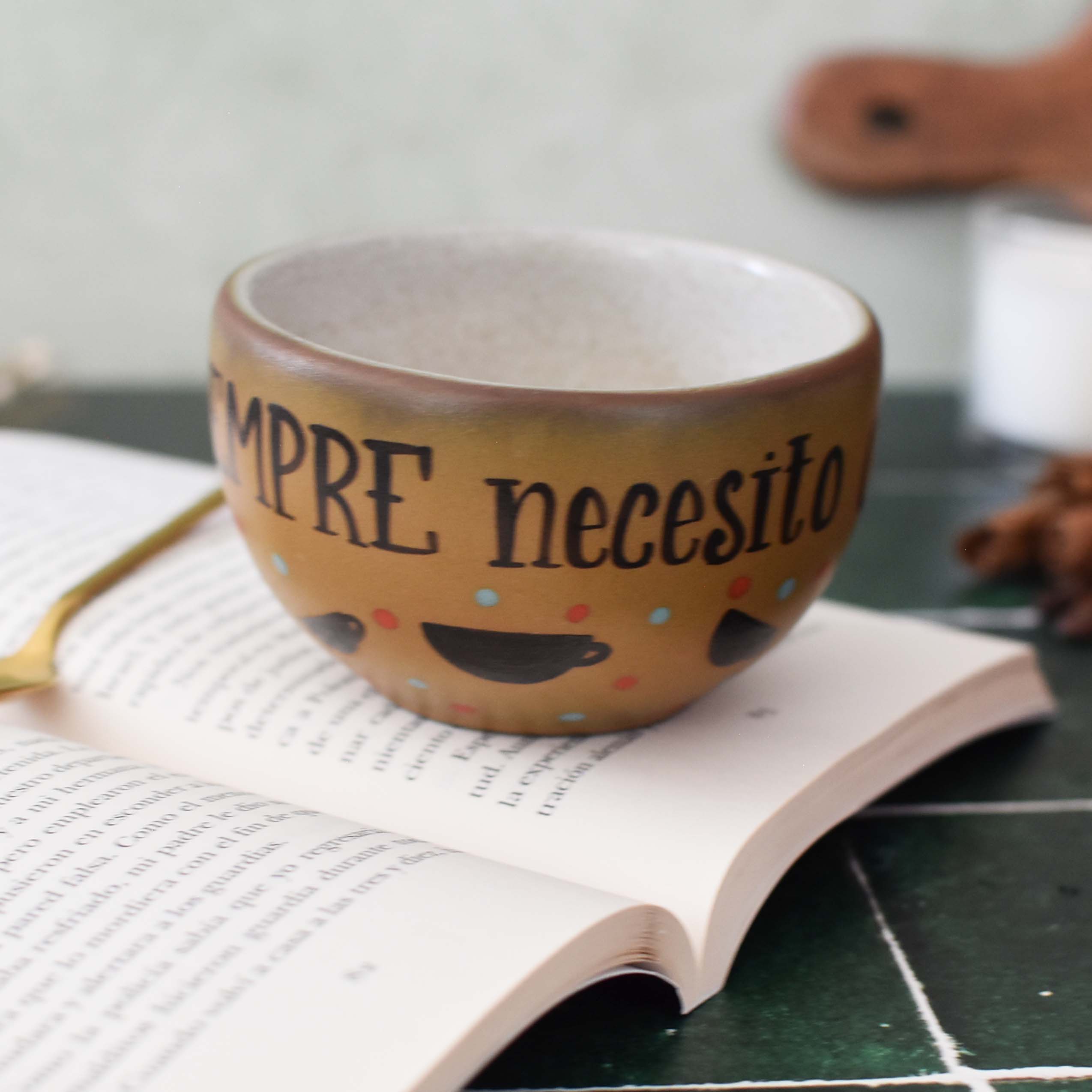 Taza Latte "Yo siempre necesito más café"