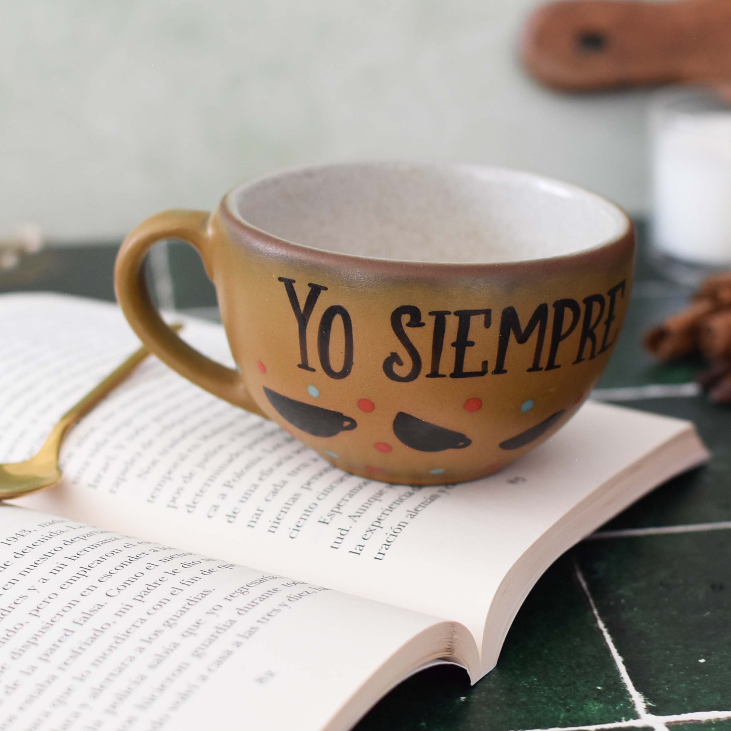 Taza Latte "Yo siempre necesito más café"
