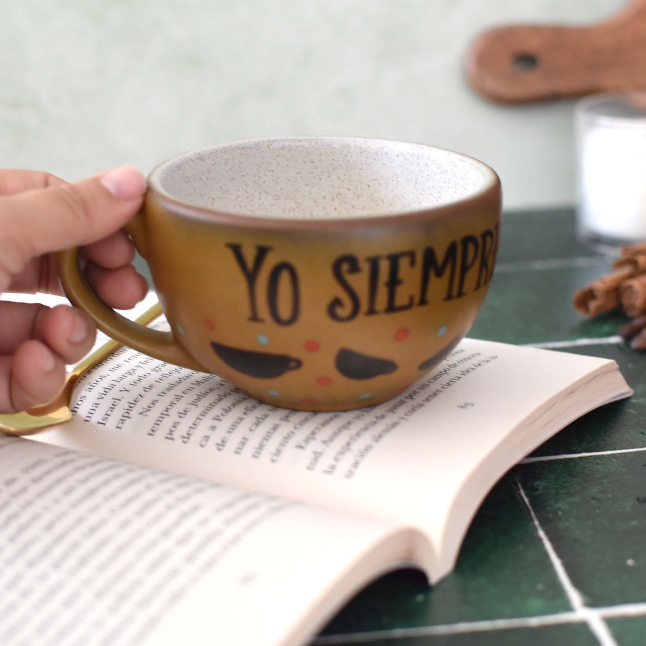 Taza Latte "Yo siempre necesito más café"