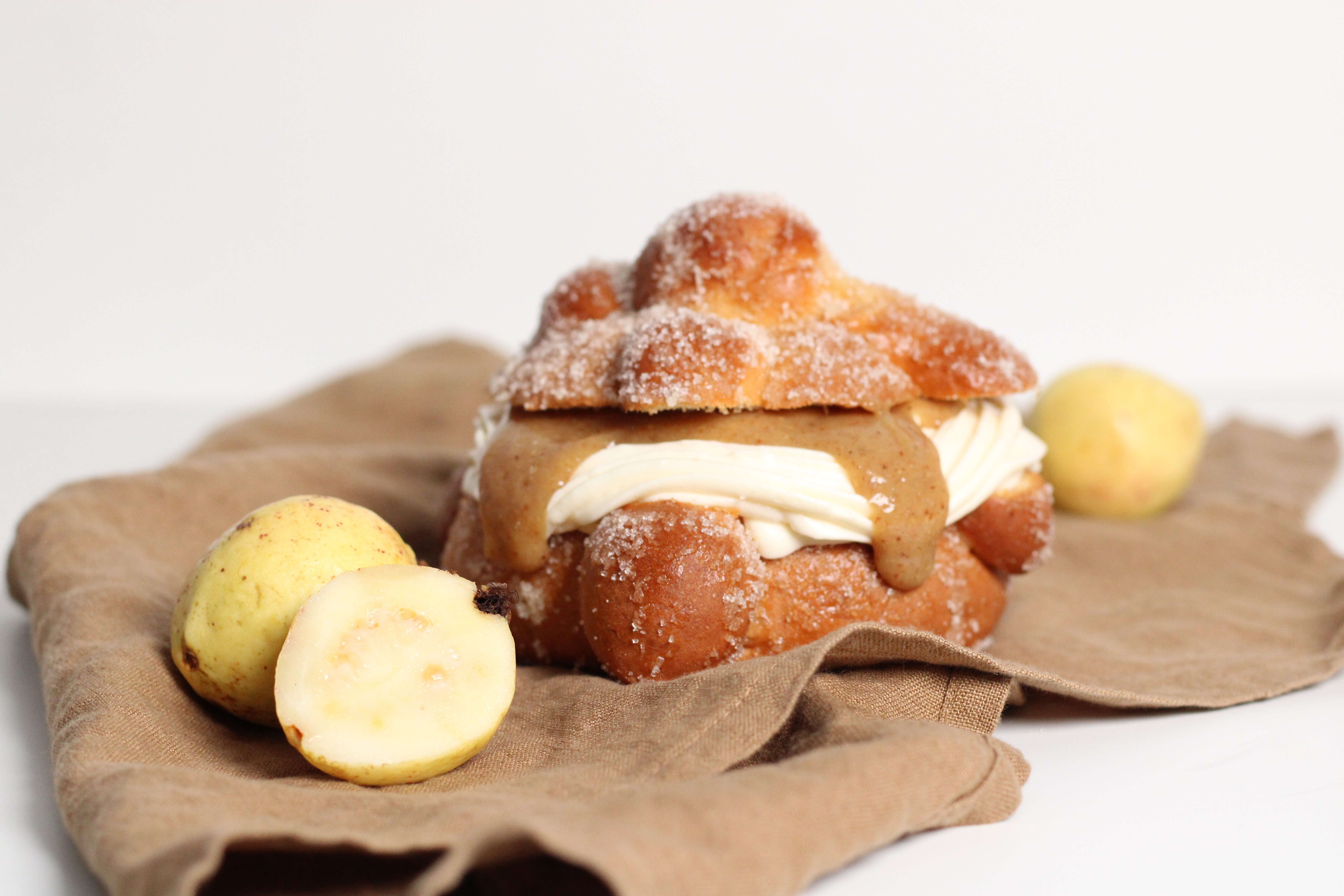 Pan de Muerto con Guayaba RG
