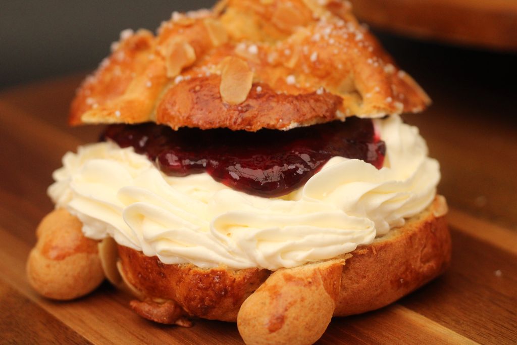 Pan de Muerto Queso con Zarzamora KT