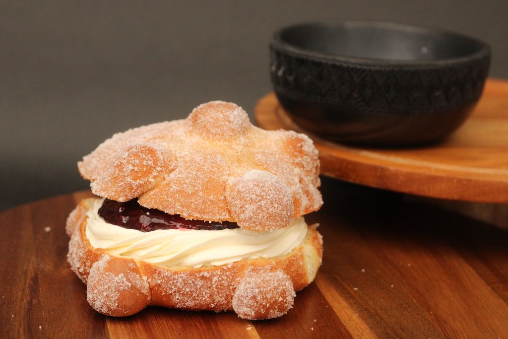 Pan de Muerto Queso y Zarzamora RG